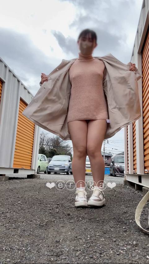 【18歳Gカップえりかの自撮り】☆彡 コートの下はスカートをはかないでノーパン、、車が後ろで通っている中でおっぱい丸出しでディルドオナニー！本気汁がおまんこにベットリで恥ずかしい…///