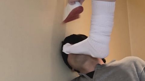自撮り踏み活応援企画あやちゃん⑤ルーズソックスで足コキ顔踏み編