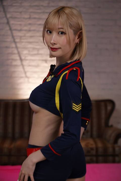 Gal's service shot