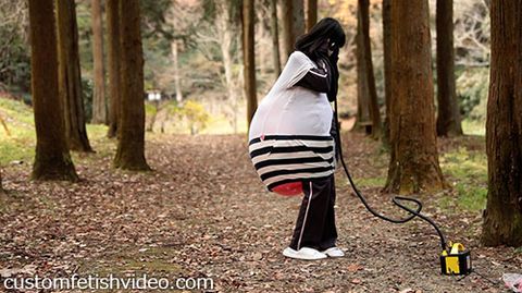 服の中で巨大風船膨らまし割りフェチ動画f860