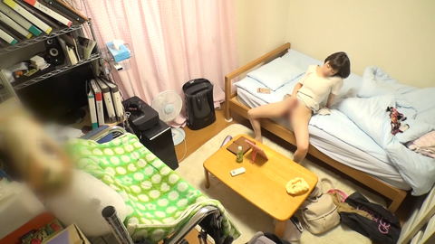 【素人】サバサバ系友人の自宅を撮影しました。 鏡に映る自分のおまんこをオカズにし、美顔ローターでクリトリスをコロコロ♥