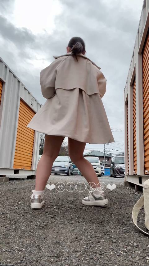 【18歳Gカップえりかの自撮り】☆彡 コートの下はスカートをはかないでノーパン、、車が後ろで通っている中でおっぱい丸出しでディルドオナニー！本気汁がおまんこにベットリで恥ずかしい…///