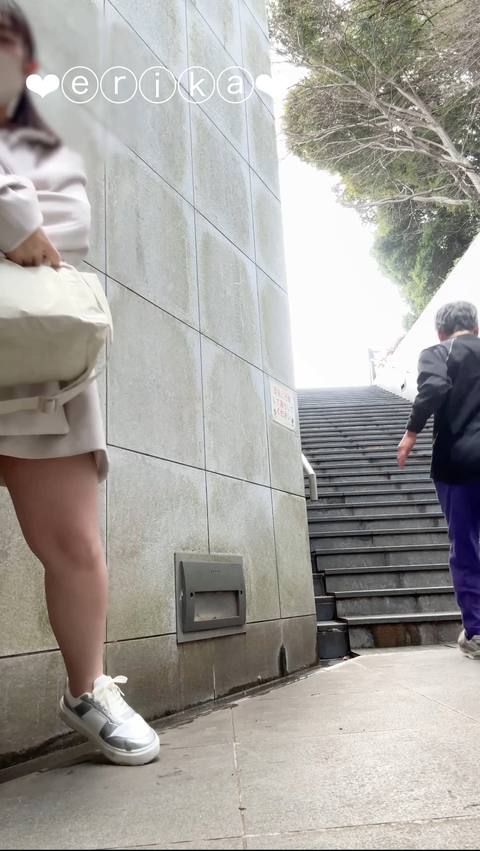 【18歳Gカップえりかの自撮り】☆彡 前回のを再挑戦！人が多くて断念した広場の階段下で全裸コートでディルドオナニー！！人も来ちゃってドキドキ！エレベーター乗って裸になって下に降りてそのまま扉が…///