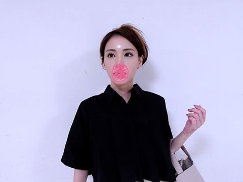 【パイチラ探訪】驚きのノーブラ姿に胸キュン！ミニ丈シャツがビル風にめくられて乳房丸見え中