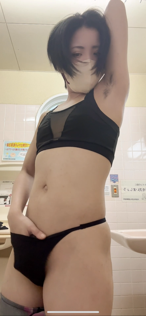 【不倫寝取られ人妻　露出ランニング後にトイレオナ】人妻　素人　自撮り撮影　ランニング　露出　公園　ストレッチ　スマホ撮影　貧乳　ニップルピアス