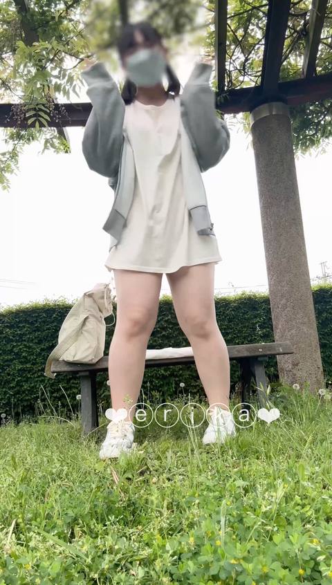 【18歳Gカップえりかの自撮り】☆彡 なんと！昼間の公園で全裸でディルドオナニーしちゃいました！！最初吸うおもちゃ抜いたらエッチな白い液体がドロって出てきてメチャエッチな始まりでした、、、
