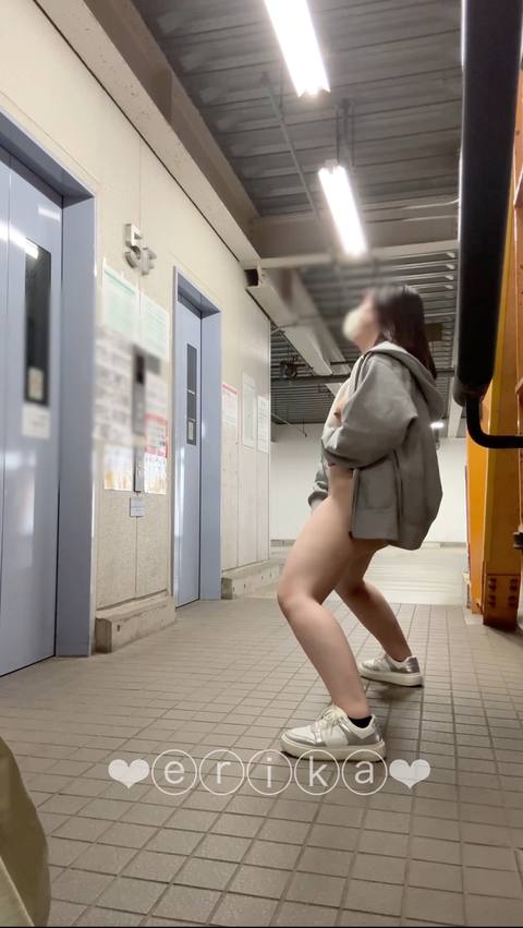 【18歳Gカップえりかの自撮り】☆彡 某デパートの駐車場のエレベーター前でディルドオナニーしました！車の通る道路の方に出てオナニーしたりエレベーターに向かってしたりとやりたい放題でした…///