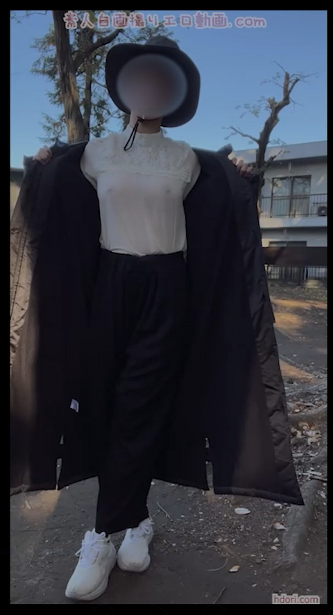 透けた乳輪を見て！野外露出でAV女優みたいに大胆に女体をネットに晒す
