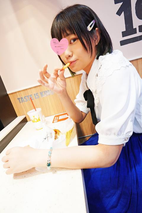 【無修正】「あ゛ぁ...出ちゃうぅ♡」人気洋食屋さんのアルバイトが涙の初潮吹き！エッチの経験が少ないウブなアソコから溢れる愛液。チンポを咥えてしょう.女は大人へと成長していく.
