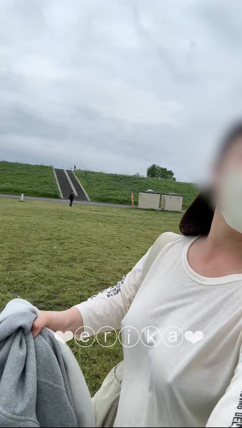 【18歳Gカップえりかの自撮り】☆彡 河川敷で乳首立ってるのがわかるTシャツで歩いて、その後にトイレとトイレの隙間でオナニー、、後ろを人が歩いている所でのドキドキオナニーでした…///