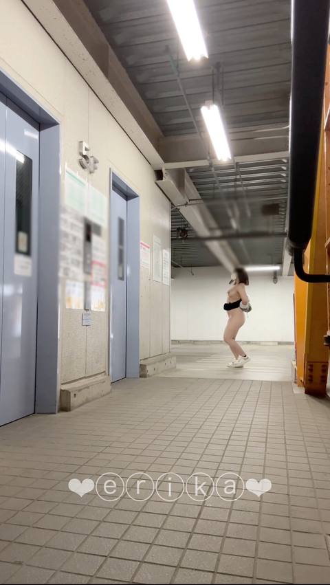 【18歳Gカップえりかの自撮り】☆彡 某デパートの駐車場のエレベーター前でディルドオナニーしました！車の通る道路の方に出てオナニーしたりエレベーターに向かってしたりとやりたい放題でした…///