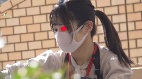 公園パンチラ１１　花壇にお水を上げるミニスカと靴擦れしたOLの２名