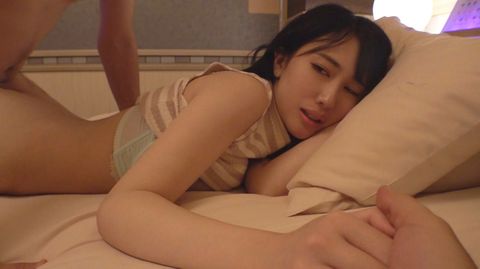 衝撃映像！彼氏の目の前で彼女が喘ぎまくり、中出しされてる衝撃映像が投稿されて来たw