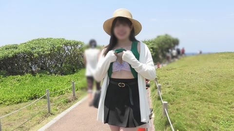 [可愛いすぎる彼女のドライブ露出指オナニー］無修正！初日中の露出オナニー！通行する人とすれ違い正面の車からは丸見えかもｗ恥ずかしいけど足広げて指オナニーしてどんどんやめられなくなってきちゃいました…