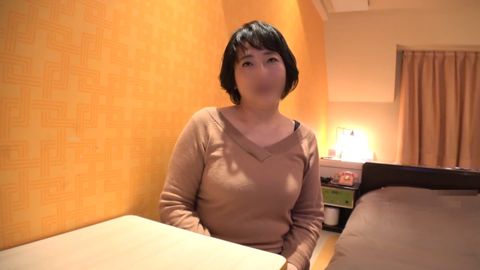 【人妻不倫】ぽっちゃりデカ乳な黒髪ショートヘア美熟女。他人チンポでガチイキ。