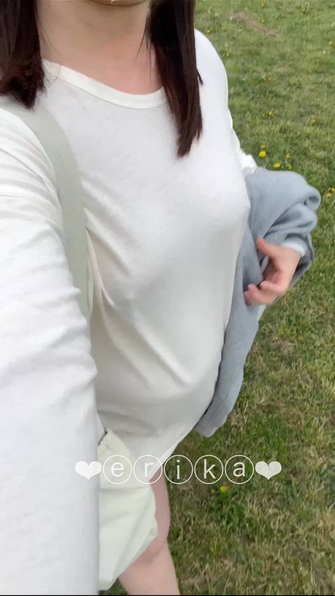 【18歳Gカップえりかの自撮り】☆彡 河川敷で乳首立ってるのがわかるTシャツで歩いて、その後にトイレとトイレの隙間でオナニー、、後ろを人が歩いている所でのドキドキオナニーでした…///
