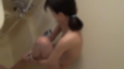 1年振りにエッチしちゃう天真爛漫ちゃん。とっても恥ずかしがる姿にオジサンチ●ポはフル勃起。1年振りの膣穴に巨根ズボズボ！狭膣の膣奥に2連続大量中出し！レビュー特典/ごっくんフェラに歓喜！
