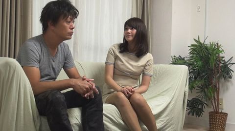欲求不満の淫乱美女が、お客さんの勃起を見てビショビショに❤