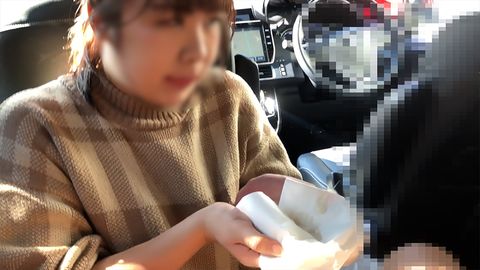 小春日和の真昼間、車内フェラで2人連続口内発射。Hなことはあんまり…でも頑張らなきゃ！シャイなふくよか巨乳JDめぐみちゃん