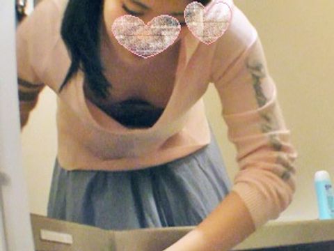 お掃除おねえさんの乳首チラリ！　胸ちら