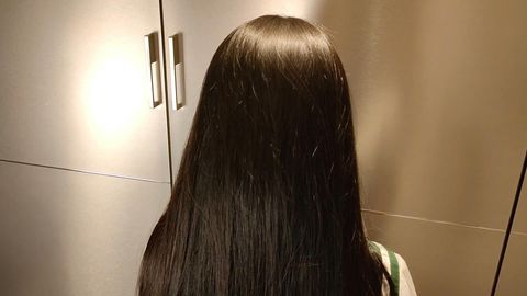 『スーパーロングヘア学園　アニオタ**まいひめとのリアル髪フェチSEX』★毛先が鮮やかな赤のカラーリング、艶々スーパーロングヘア、アニメのようなリアル髪フェチプレイ、ラストは髪射でザーメンが滴り落ちる