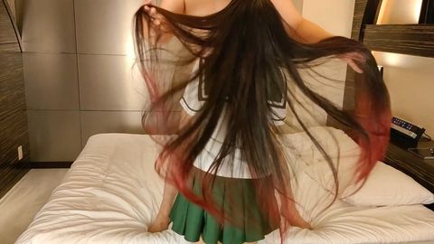 『スーパーロングヘア学園　アニオタ**まいひめとのリアル髪フェチSEX』★毛先が鮮やかな赤のカラーリング、艶々スーパーロングヘア、アニメのようなリアル髪フェチプレイ、ラストは髪射でザーメンが滴り落ちる