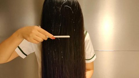 『スーパーロングヘア学園　アニオタ**まいひめとのリアル髪フェチSEX』★毛先が鮮やかな赤のカラーリング、艶々スーパーロングヘア、アニメのようなリアル髪フェチプレイ、ラストは髪射でザーメンが滴り落ちる