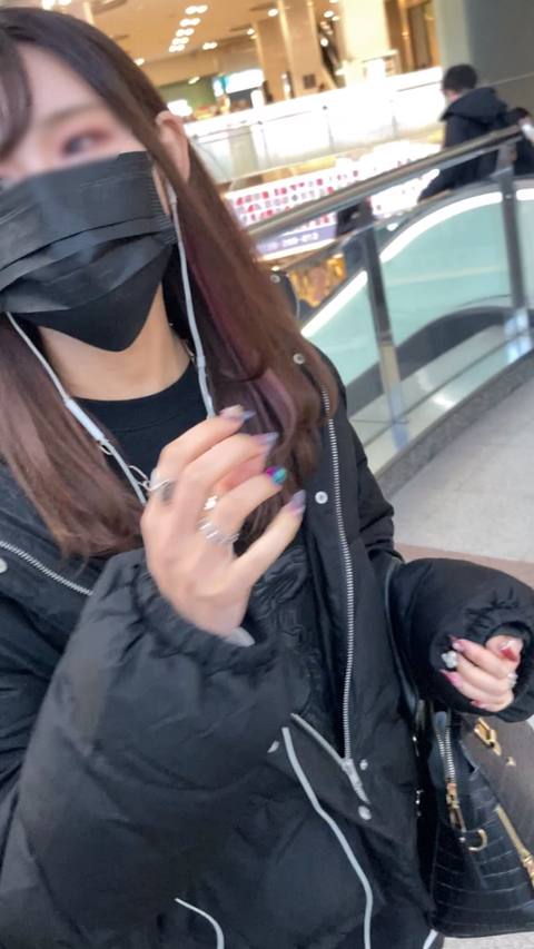 【個人撮影】※完全顔出し※22歳モデルは渋谷1◯9店員！カラオケで即尺と即アナル舐め！乳首いじりフェラに秒で射精で即ごっくん【巻末オマケはカラオケ？収録】