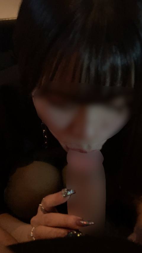 【個人撮影】※完全顔出し※22歳モデルは渋谷1◯9店員！カラオケで即尺と即アナル舐め！乳首いじりフェラに秒で射精で即ごっくん【巻末オマケはカラオケ？収録】