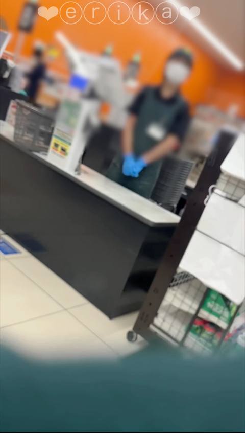 【18歳Gカップえりかの自撮り】☆彡 バナナでオナニーー！！スーパーでバナナ買ってそのスーパーのトイレでバナナをおまんこに入れてオナニーしてきちゃいました、、トイレには人も来てドキドキ…///