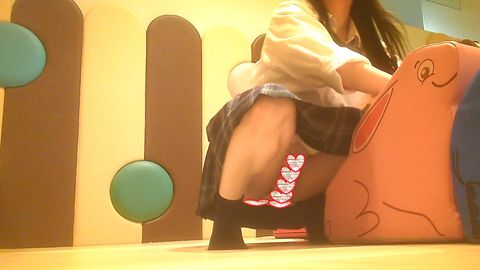 無邪気にはしゃぐHちゃん！純白パンツのトライアングルゾーンGET！ついでにセクシー胸チラまで頂きお宝映像！