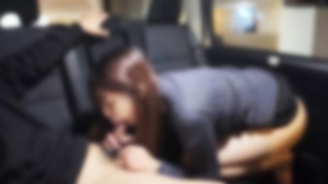 【無】車の中でドキドキいちゃSEX！通行人がいても気にせずパッコパコ。お口に大量射精からのごっくん♡