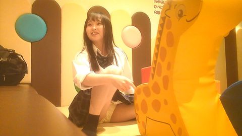 無邪気にはしゃぐHちゃん！純白パンツのトライアングルゾーンGET！ついでにセクシー胸チラまで頂きお宝映像！
