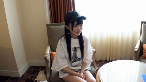 小柄の今どき**がチケット欲しさにオヤジと濃厚セックス！！許容範囲を軽く超えた巨根とのセックスに「気持ちいい！」が止まらない！桃尻駅弁ファックで激イキ連発！
