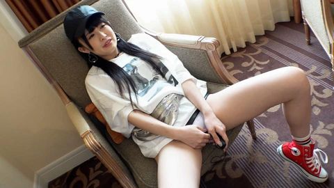 小柄の今どき**がチケット欲しさにオヤジと濃厚セックス！！許容範囲を軽く超えた巨根とのセックスに「気持ちいい！」が止まらない！桃尻駅弁ファックで激イキ連発！