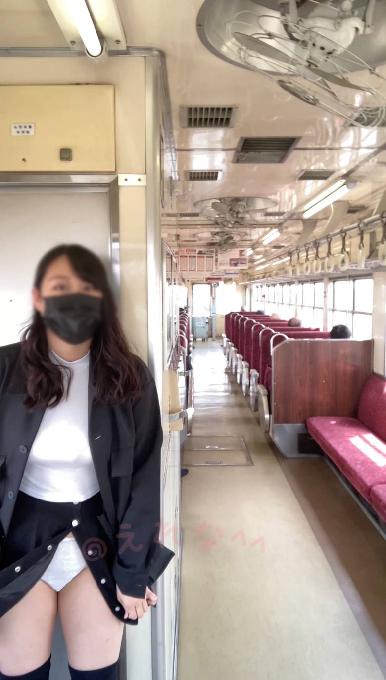 〈素人自撮り〉大学1！人が乗っている電車の中で、電車 の後ろでディルドオナニーしちゃいました、、途中で前を向いてもディルドオナニーしちゃいました、、えれな史上最高の露出です、、  FC2-PPV-2921029